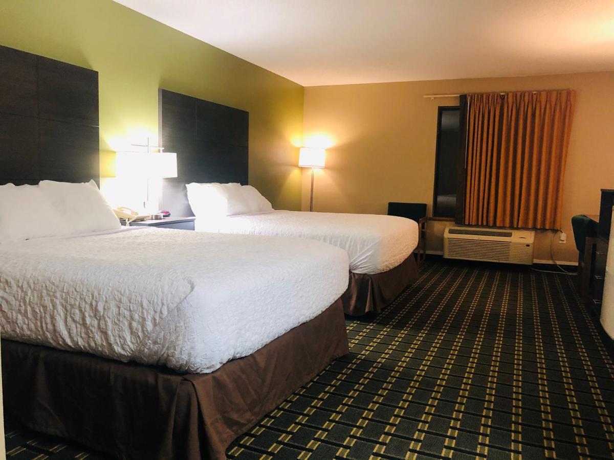 Boarders Inn & Suites By Cobblestone Hotels Columbus Esterno foto
